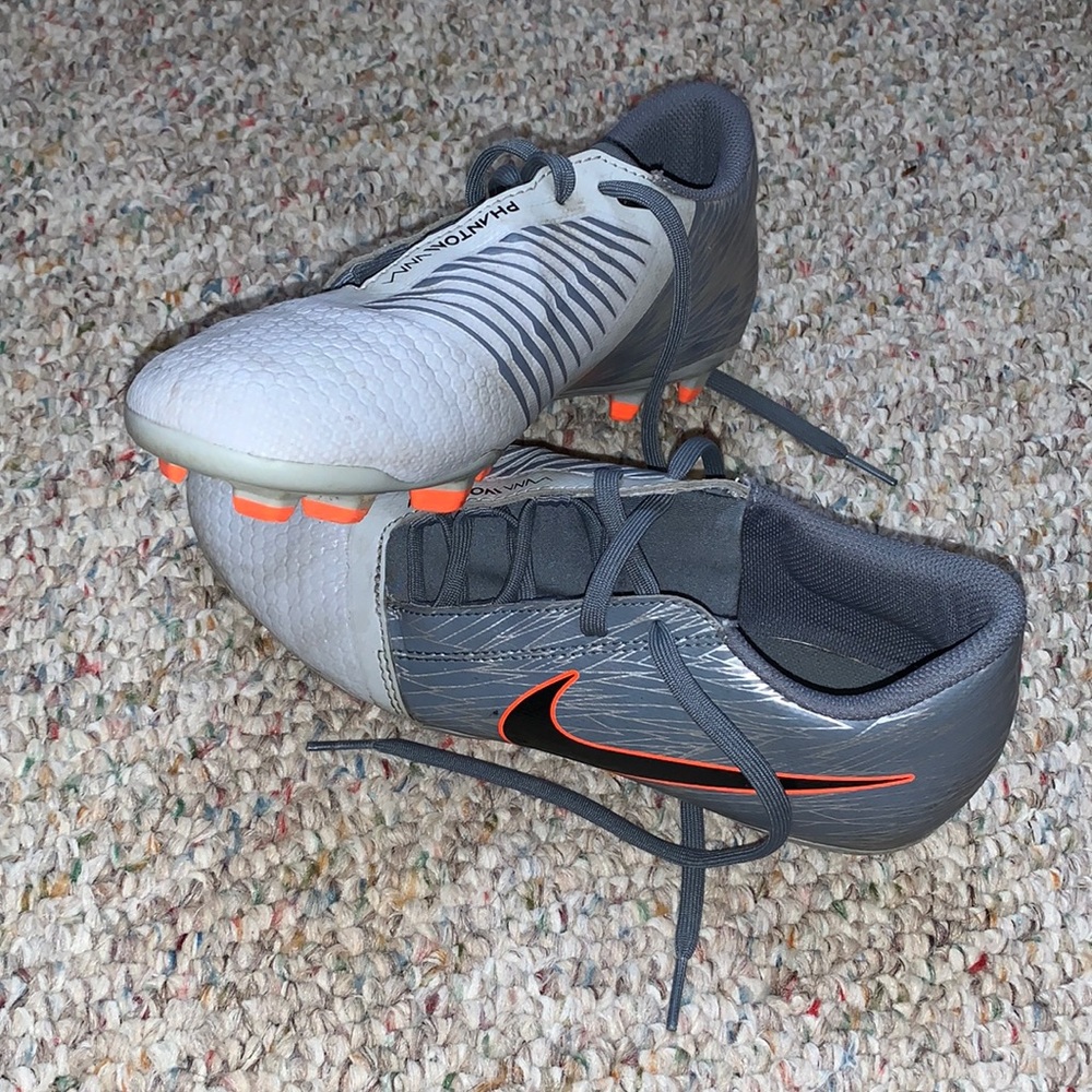 Nike Phantom NVM soccer cleats. Size 6 women’s.